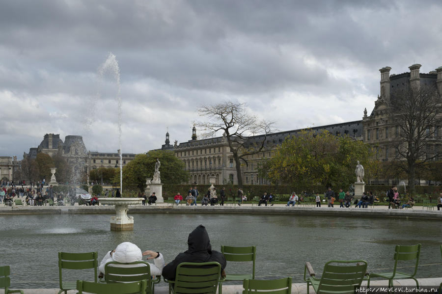 У Лувра Париж, Франция