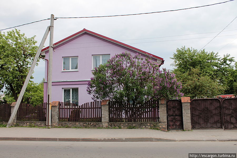 Итак — улица Карла Маркса
(именно здесь находится гостиница, где мы поселились)..

...симпатичные домики.. Волковыск, Беларусь