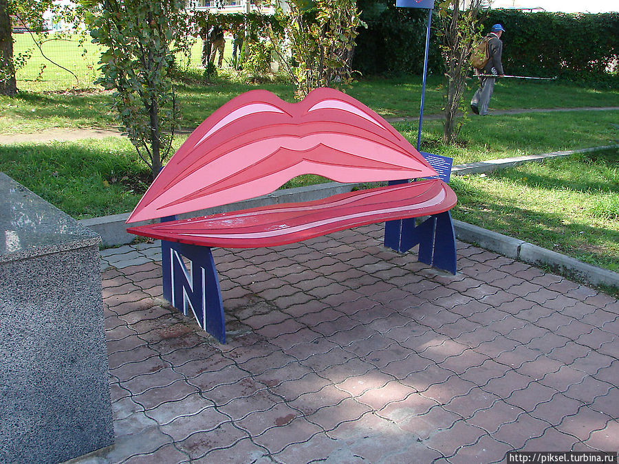Скамейка целовальщица  —  в первую очередь для влюбленных и молодоженов Киев, Украина
