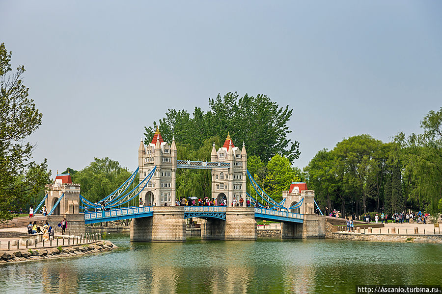 Тауэрский мост в Лондоне. Выглядит как игрушечный Пекин, Китай