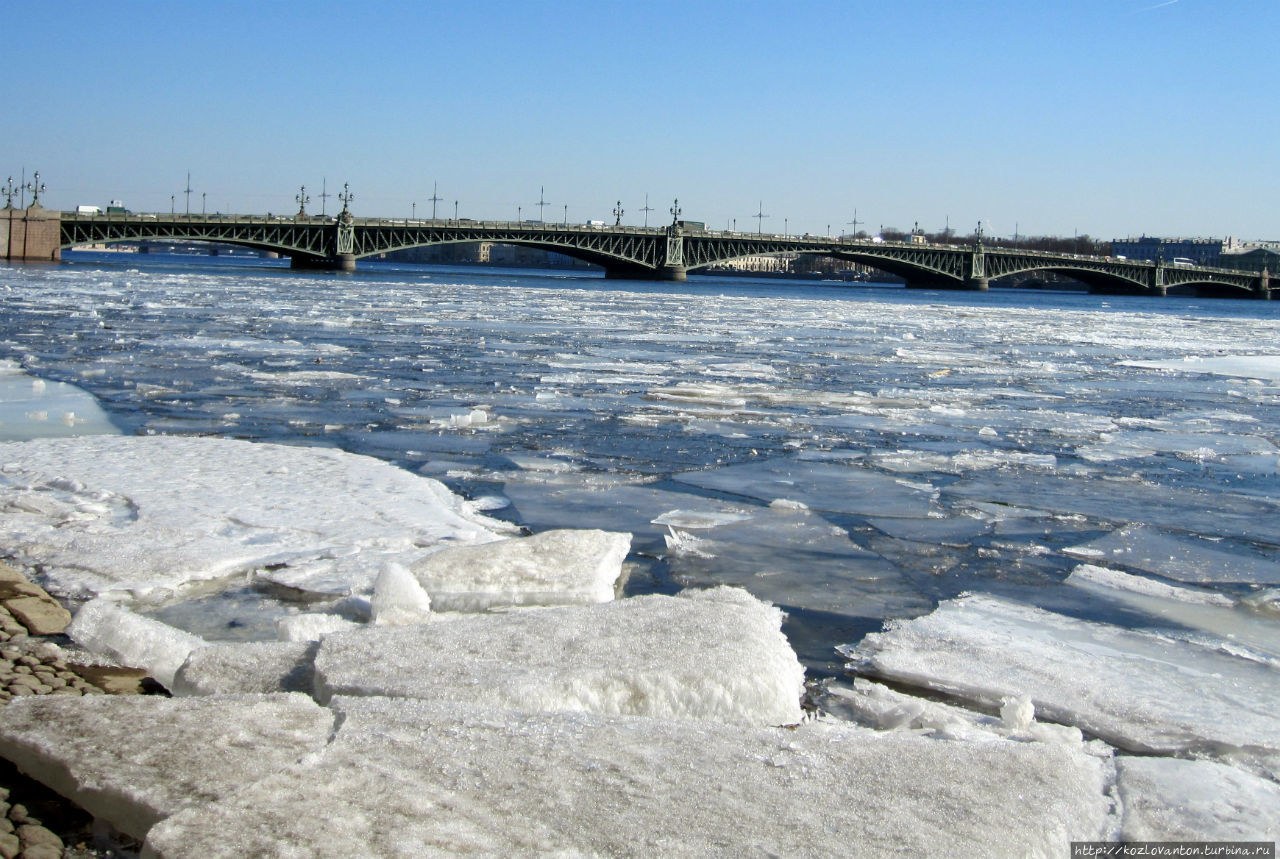 С такого ледового панциря у стен крепости и сделан этот снимок с видом на Троицкий (Кировский) мост. Санкт-Петербург, Россия