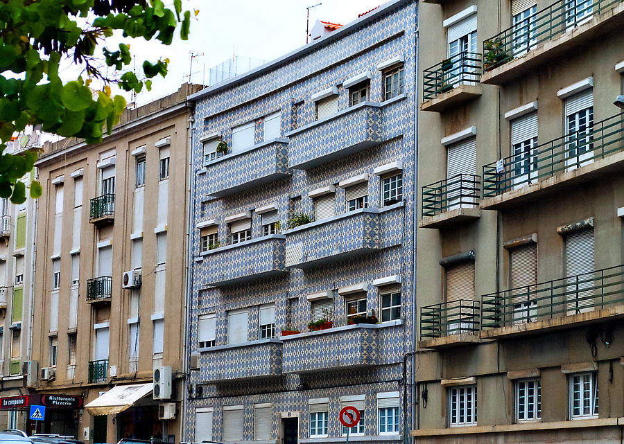 Мания обклеивать все кафелем иногда зашкаливает. Не спасаются даже местные хрущовки, и из дома получается ванная.