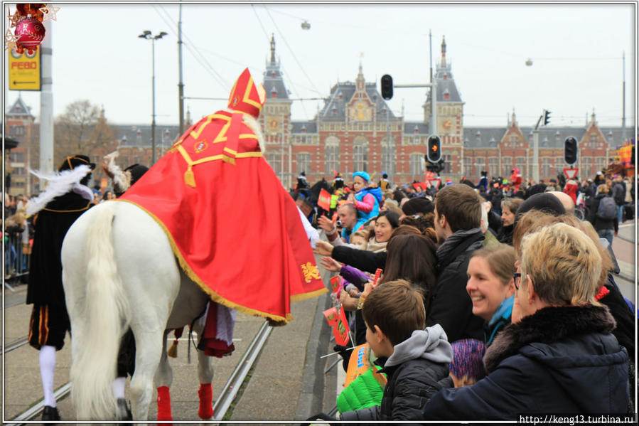 Здравствуй ёлка Новый год, встречаем Синтерклааса в ноябре Амстердам, Нидерланды