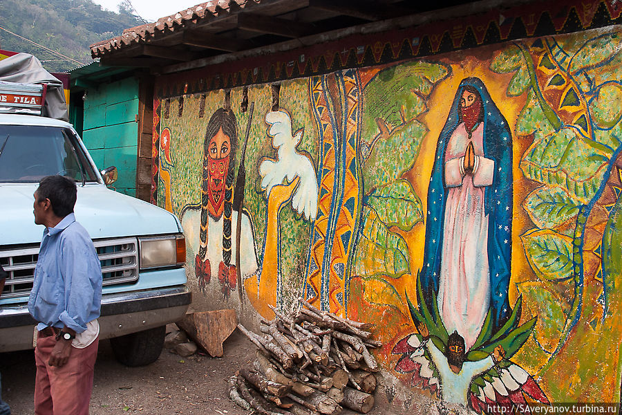 Роспись стен церкви. Персонажи с оружием, в пасамонтанах и платках на лицах Сан-Кристобаль-де-Лас-Касас, Мексика