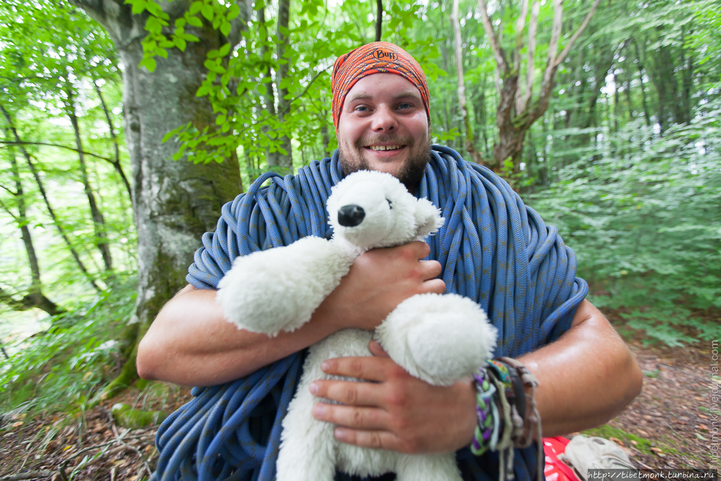 Фродо с плюшевым медведем и трёхсотметровой базой на плечах Голубые озера, Россия