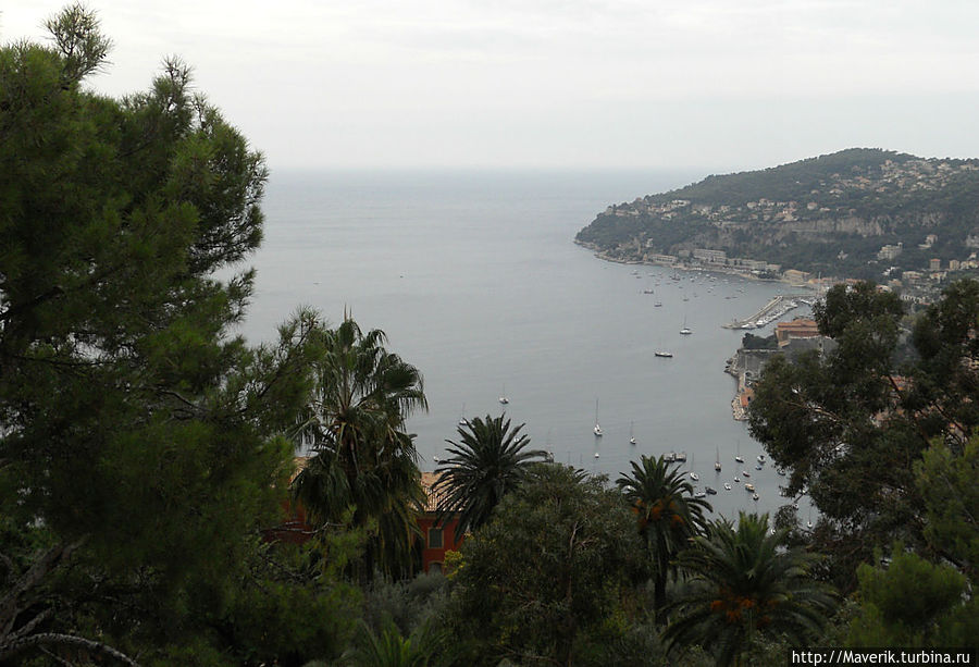 Удобная и живописная бухта Княжества Монако.
 
 Монако состоит из четырёх слившихся районов:

 Монако — Вилль — собственно Старый город, который расположен в центре мини-государства на скале, возвышающейся на мысу Сент-Антуан; 
район Ла-Кондамин являющимся портовым районом; 
Монте-Карло — 