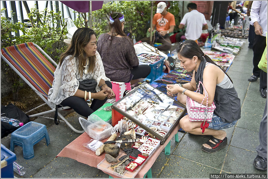 *
Уличная торговля — это настоящее развлечение для туриста в Бангкоке. Можно часами ходить и рассматривать продавцов, покупателей и весь их подчас нехитрый, а подчас диковинный товар. Все это разложено прямо на тротуаре. И тянется километрами...
- Бангкок, Таиланд