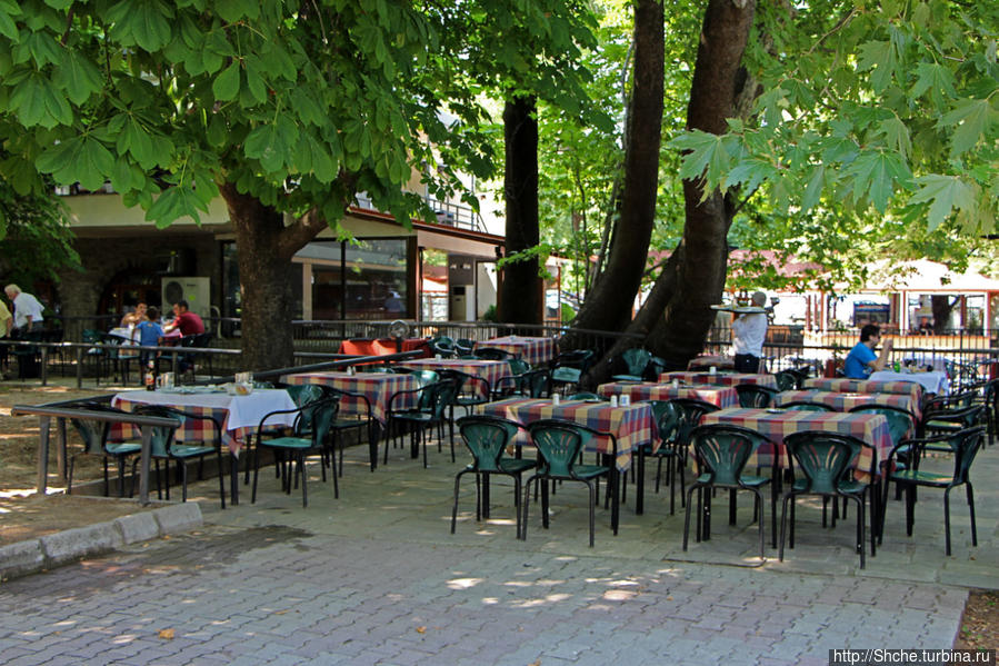 Большую часть верхнего участка парка занимают столики одноименного кафе Эдесса, Греция