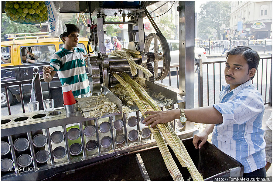 Процесс отжима тростника. Для этих индийцев — каждодневный труд, средство заработка... Мумбаи, Индия