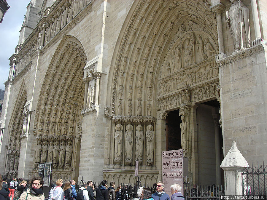 Вход в Собор Парижской богоматери Париж, Франция