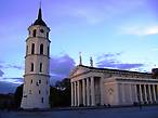 Наш маршрут от Ворот Зари на закате закончился на Кафедральной площади – средоточии городской жизни, одной из главных достопримечательностей Вильнюса
