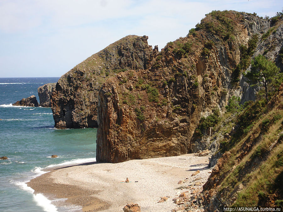 Астурия известна также огромным количеством отдельных природных достопримечательностей, которые по степени значимости делятся на Резервас Натуралес (природоохранные зоны), Парахес Натуралес (Природные уголки) и Монументос Натуралес (Природные памятники)