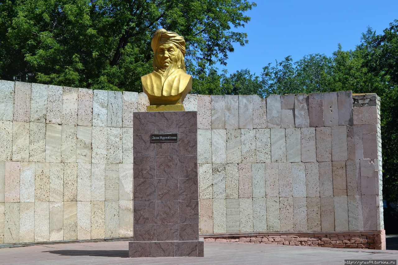 Памятник Дине Нурпеисовой Уральск, Казахстан