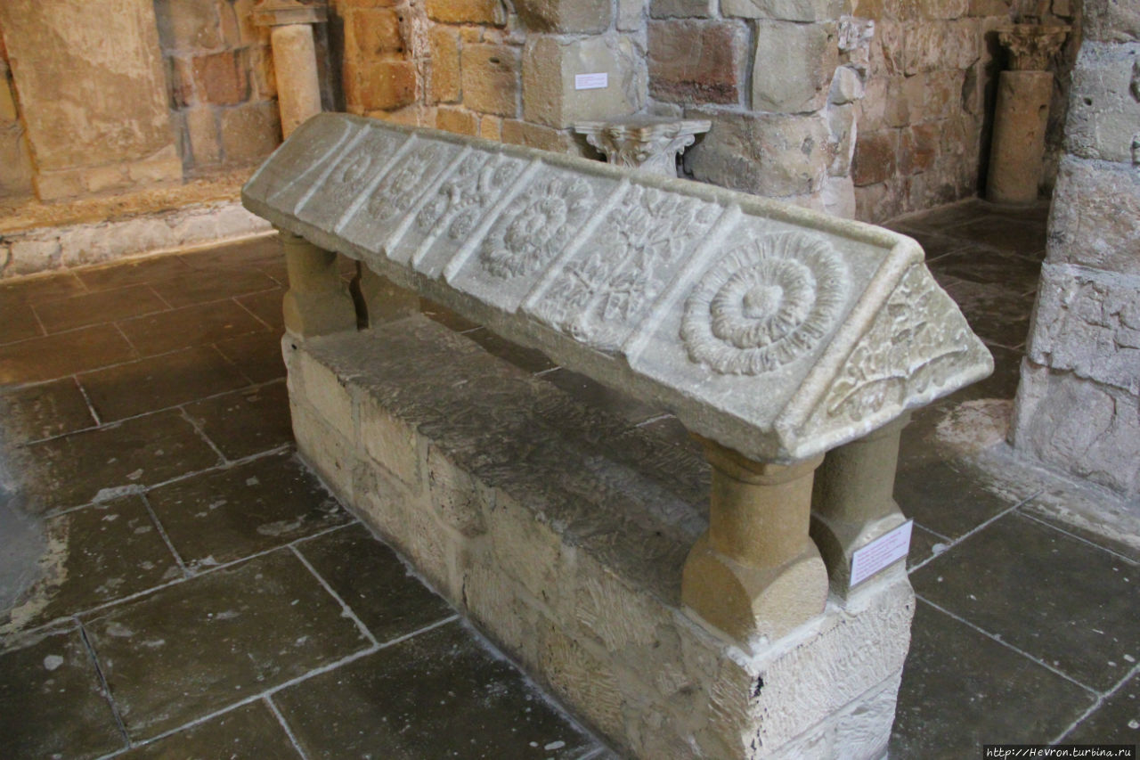Часть саркофага из Никосии XIV век.