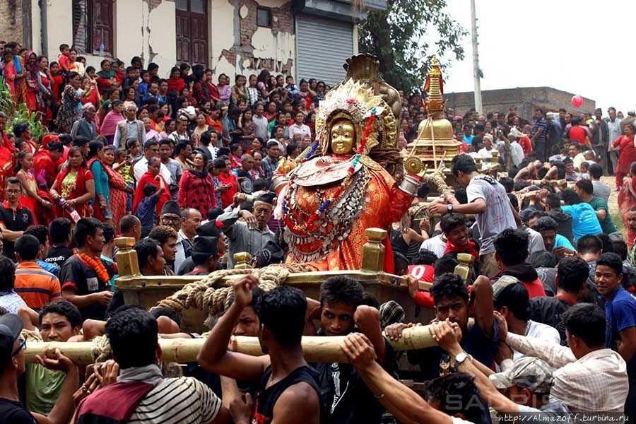 Во время ежегодной Ятры Ваджрайогини священный образ Ваджрайогини Югры-тары, украшенный нарядами, несут в религиозной процессии, чтобы благословить всех в городе Сангку.