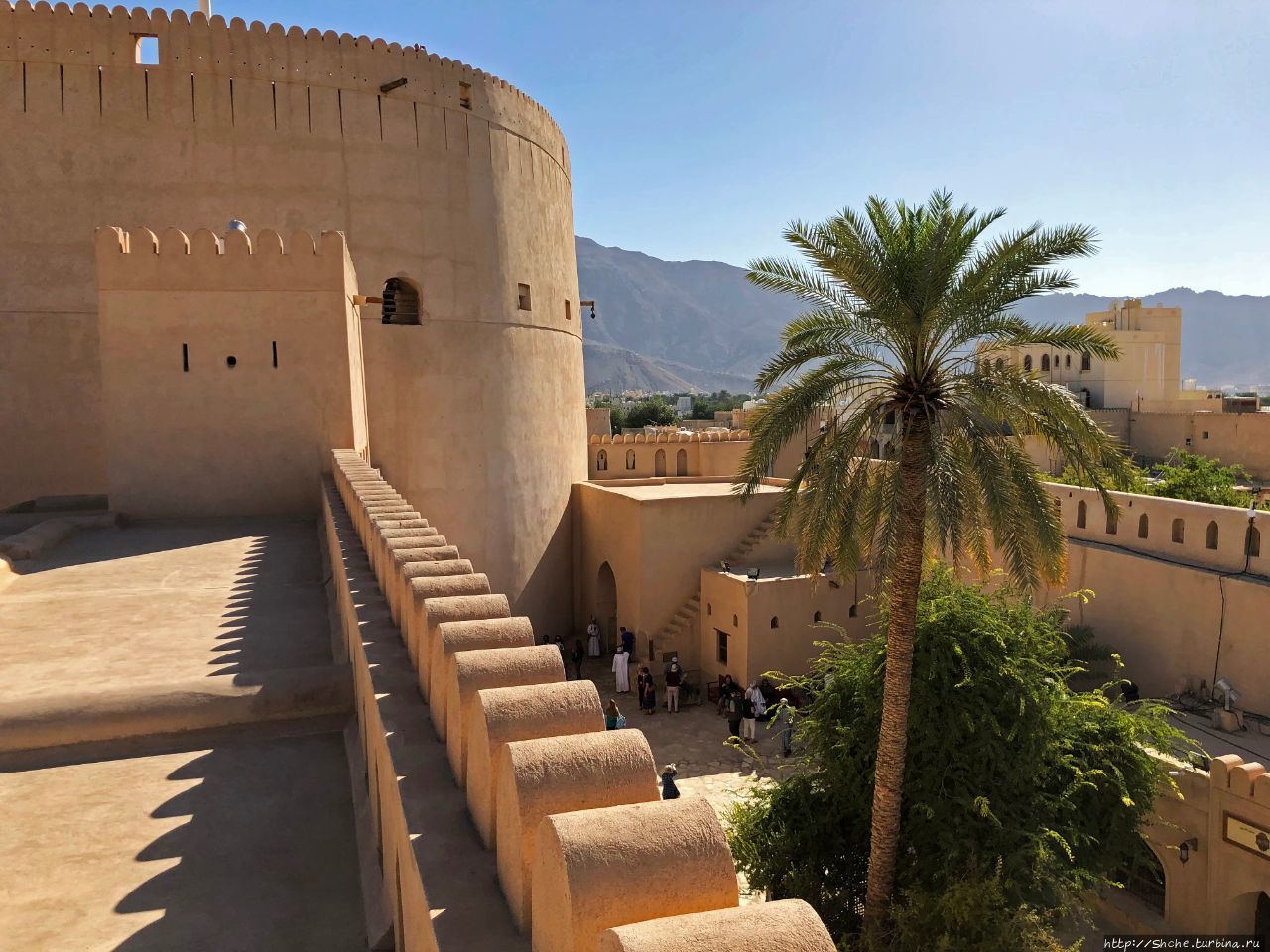 Крепость Низвы и виды с нее на старую столицу Омана