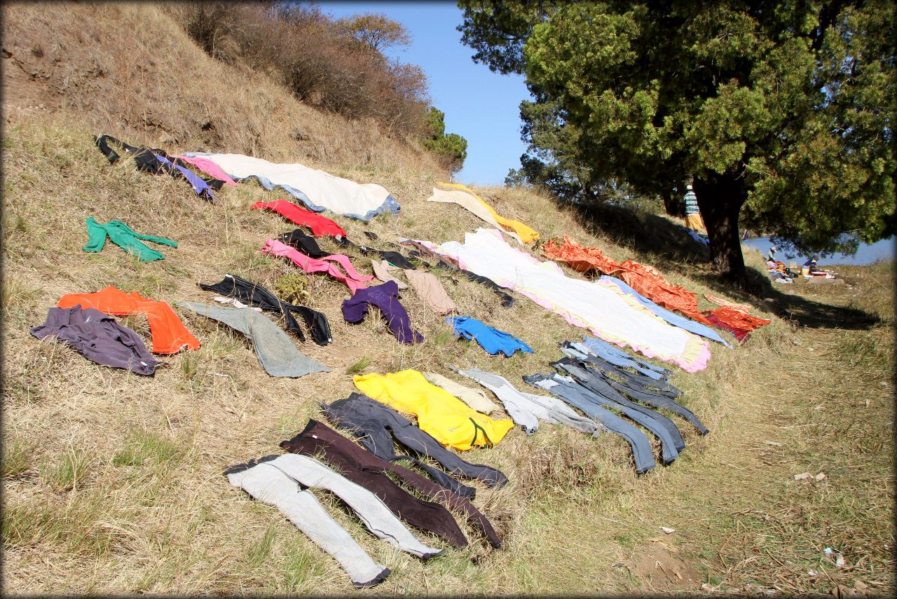 Сохнет бельё на верёвке...