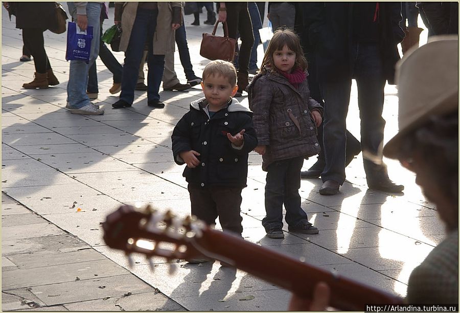 Мальчонка, глядя на музыкантов, перебирал пальцами струны воображаемой гитары наклонялся покачивался  в такт музыки потом бросился в пляс со всей своей испанской страстью... Барселона, Испания