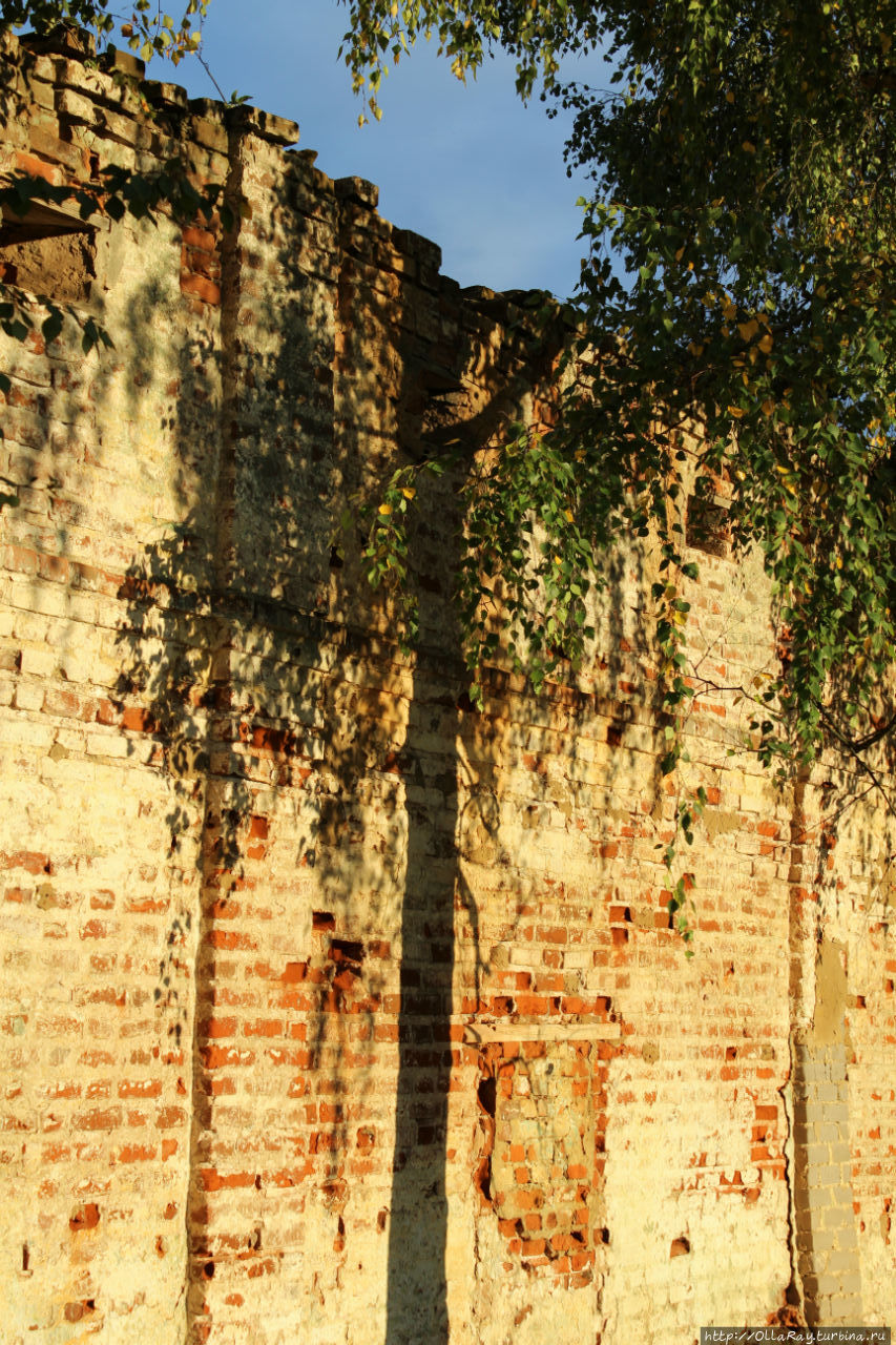 Монастырская стена у входа (1809г.) ещё не подверглась реставрации. Торжок, Россия