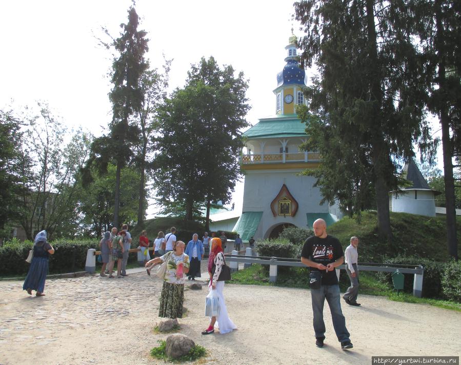 Перед входом в монастырь добрые люди подсказали, что лучше сначала пройти на обзорную площадку, чтобы посмотреть на монастырь сверху. Печоры, Россия