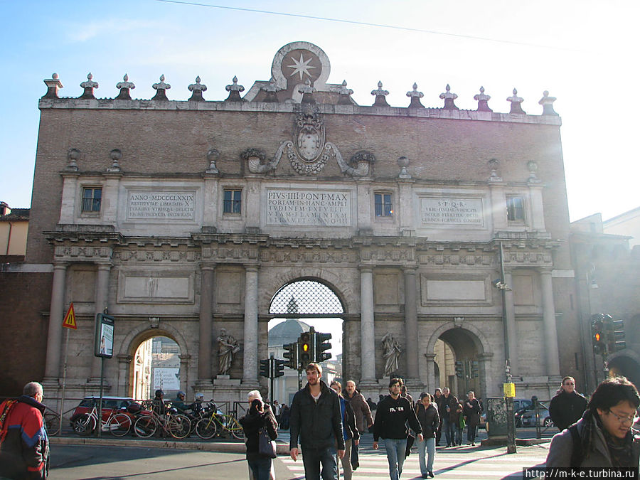Ворота дель Пополо. Вид с улицы Рим, Италия