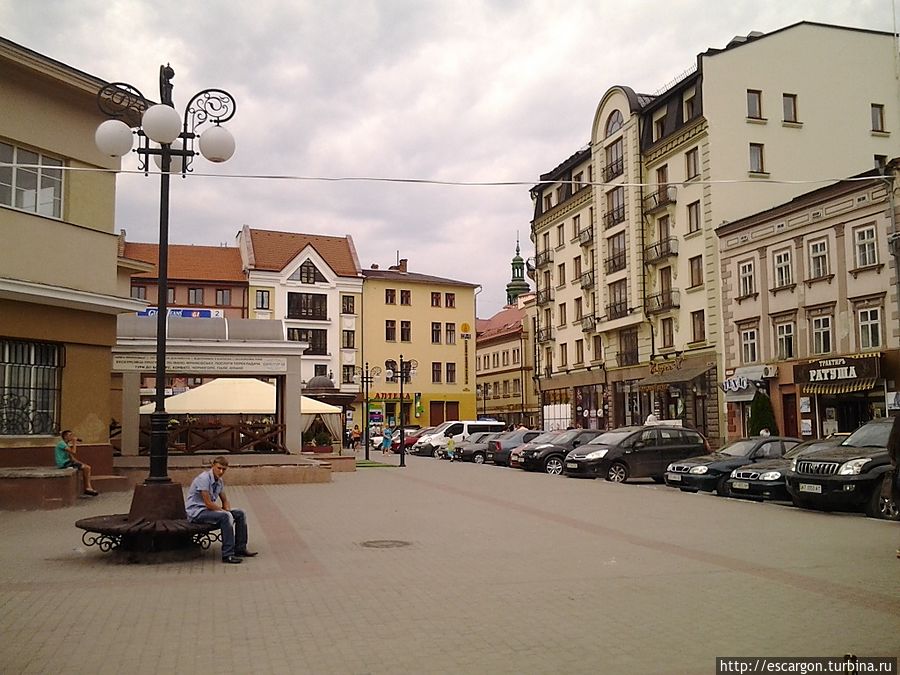 Город наполнен старинными зданиями, построенными в стиле ренессанса