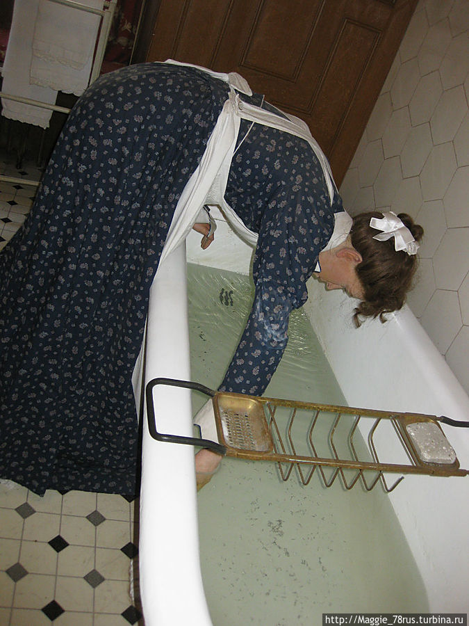 Служанка наполняет ванну для госпожи