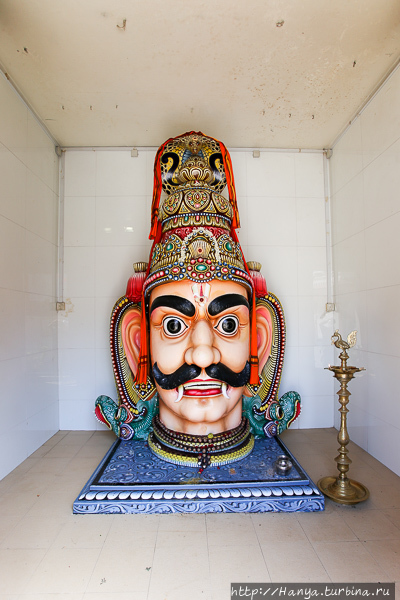 Храм Шри Мариамман Тэмпл. Голова Аравана в святилище. Фото из интернета