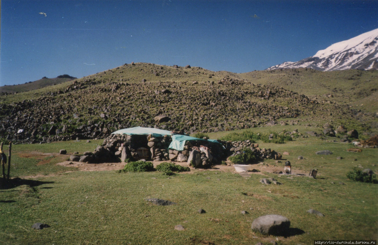 Стоянка курдских пастухов, 2001 год Гора Арарат (5137м), Турция