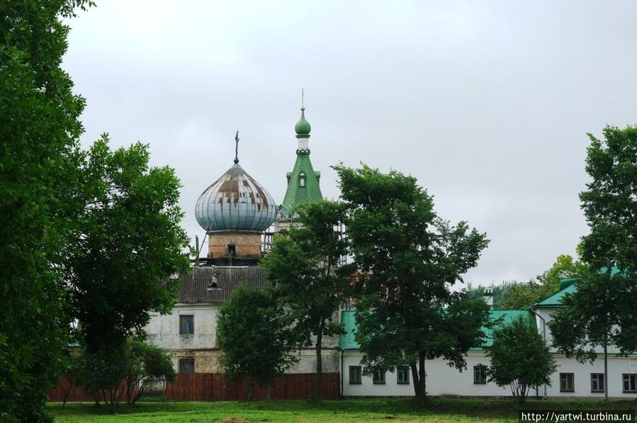 Вид на монастырь при подъезде со стороны Московского шоссе. Старая Ладога, Россия