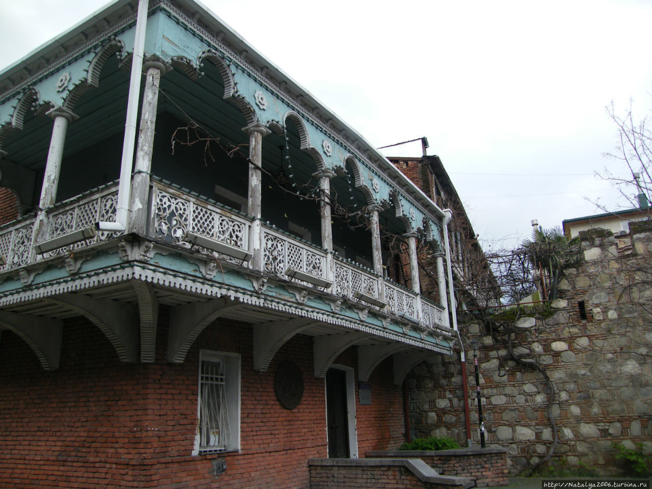Еще балкончик. Это здание ЗАГСа  (по-нашему), как по-грузински — не знаю Тбилиси, Грузия