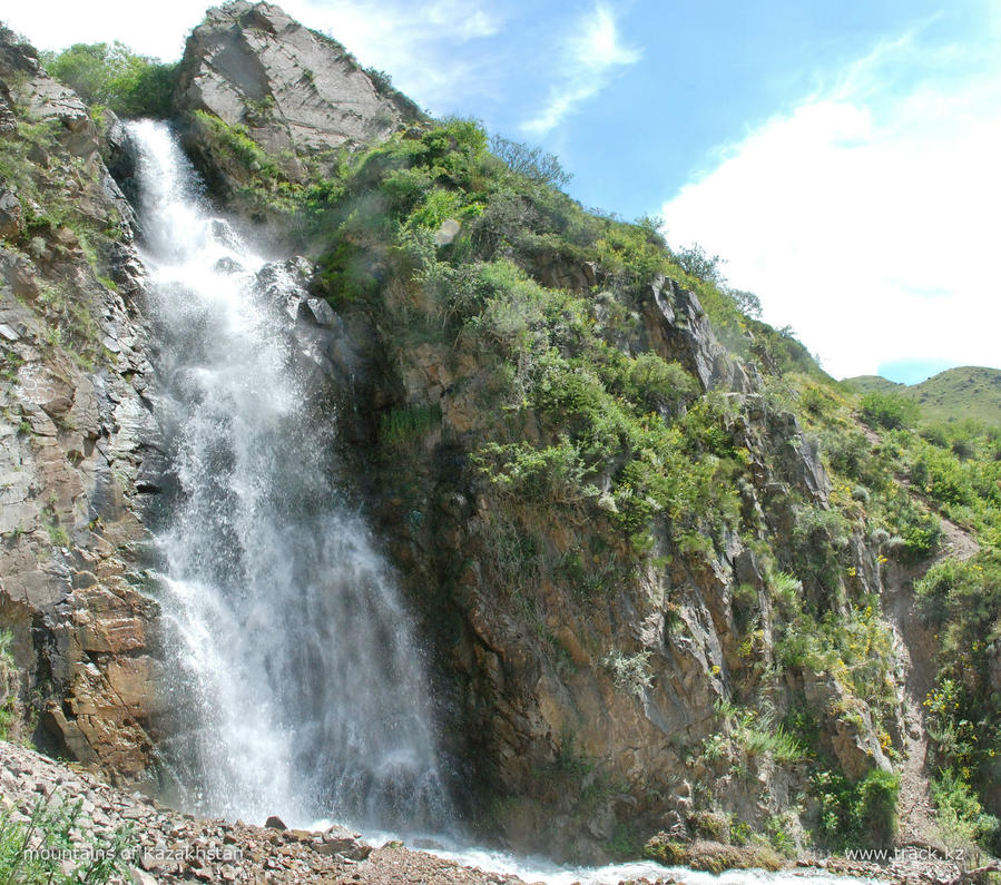 медвежий водопад в Тургеньском ущелье Тургень, Казахстан