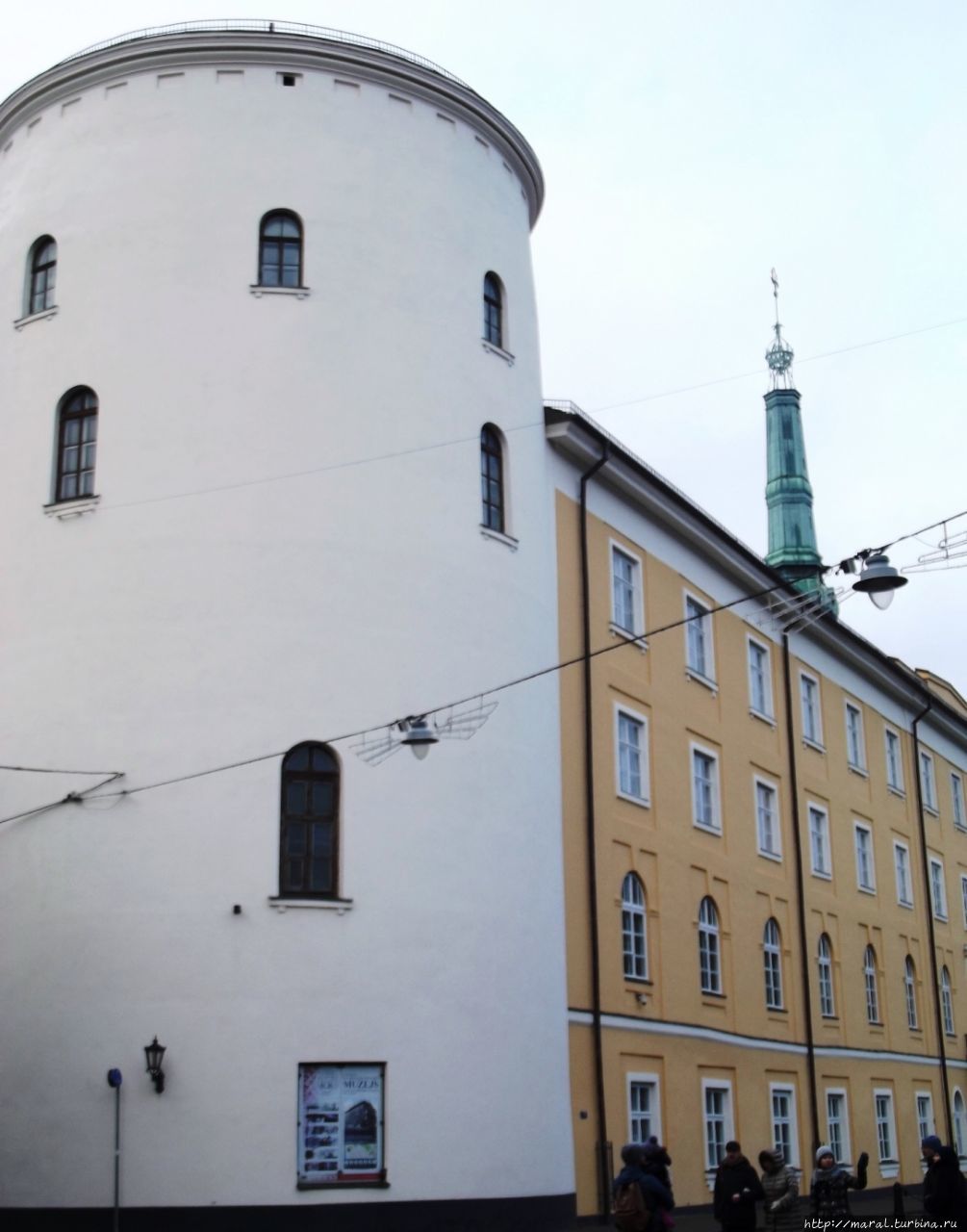 Рижский замок (1330) — цитадель ливонских рыцырей. На переднем плане — башня Святого Духа (1487-1515). далее — Башня трех звезд (1938) Рига, Латвия