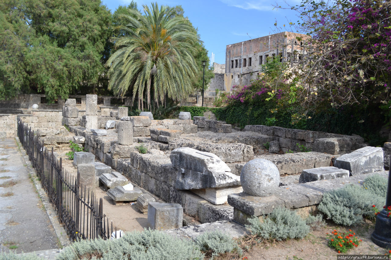 На переднем фоне -развалины храма Афродиты, на заднем фоне усадьба Хасан-бея Родос, остров Родос, Греция