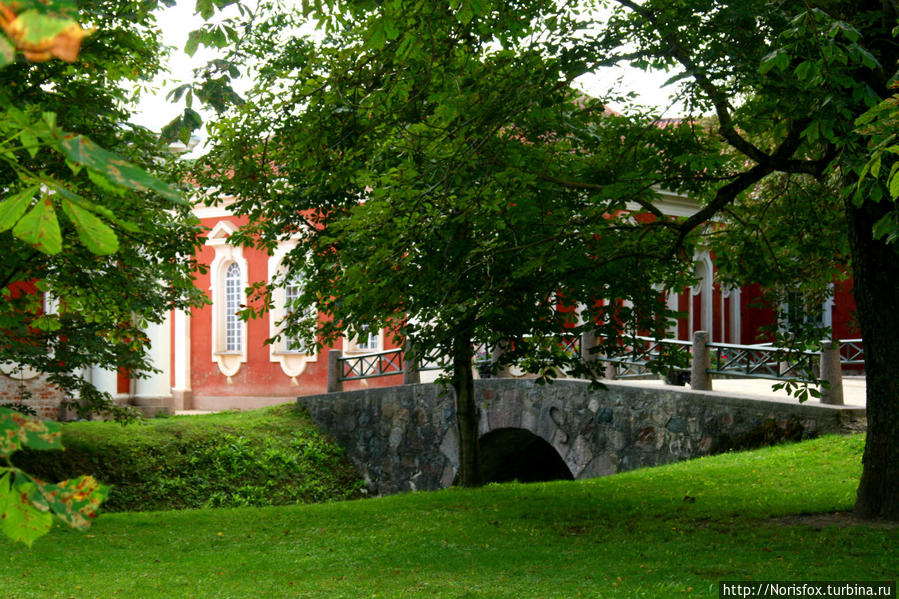 Подходим ко дворцу Рундале, Латвия