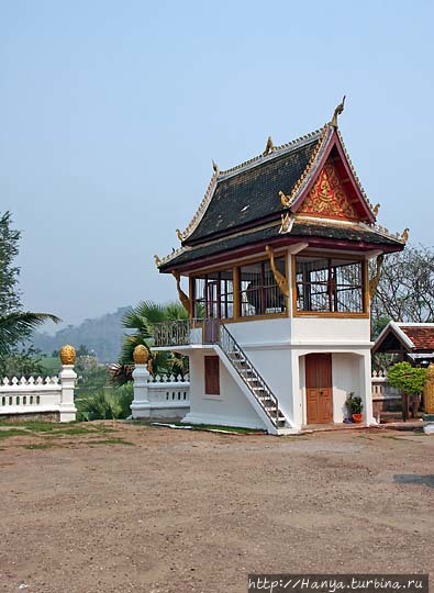 Ват Тхат Луанг. Hor Kong — барабанная башня, рядом с входом. Фото из интернета Луанг-Прабанг, Лаос