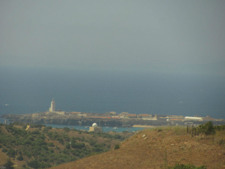 Punta Marroquin — самый южный мыс Европы. Клочок суши, с маяком посередине. Здесь встречаются Средиземное море и Атлантический океан. Тарифа, Испания