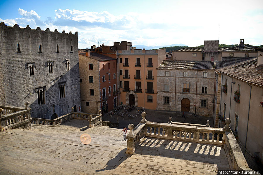 С верхней площадки перед входом, открывается вид на черепичные крыши жиронских домов, со всех сторон окружающих собор.