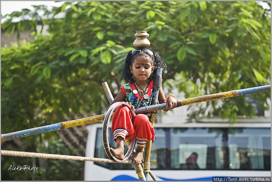 Это уже знакомая нам девчушка — эквилибристка...
*