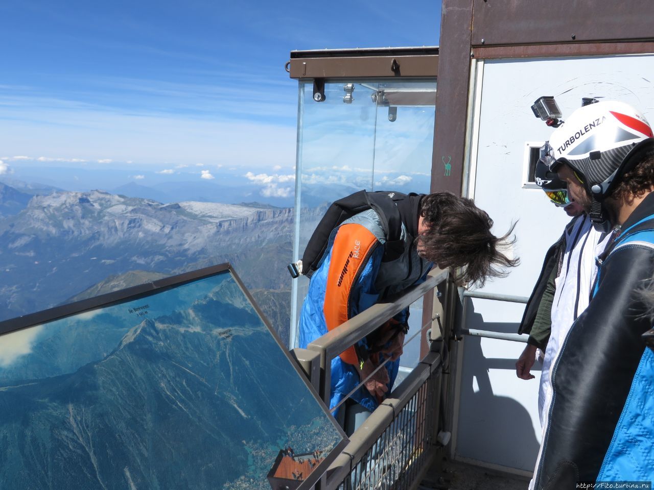 Прыжок  с Эгюий дю Миди (3842 м) Шамони, Франция