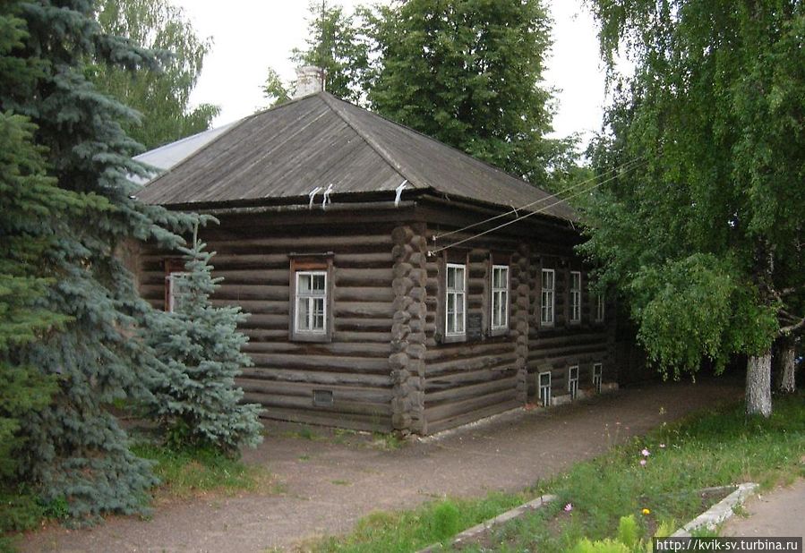 А это и есть тот домик где родился С,М.Костриков (Киров),правда занимала их семья лишь малую часть в этом доме. Уржум, Россия