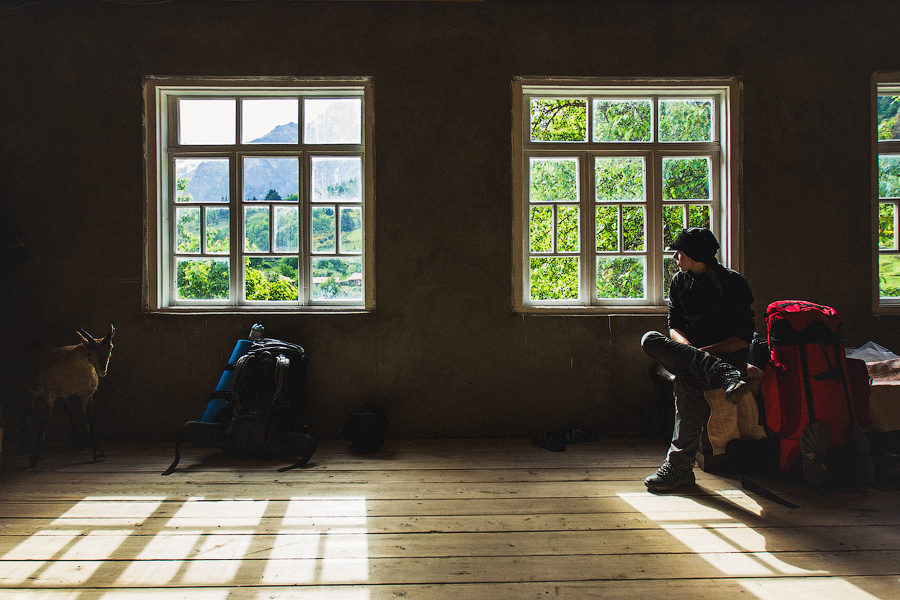 Тут можно было бы сделать большую студию с естественным светом.. Макет козла — в качестве атрибута для съемок:)