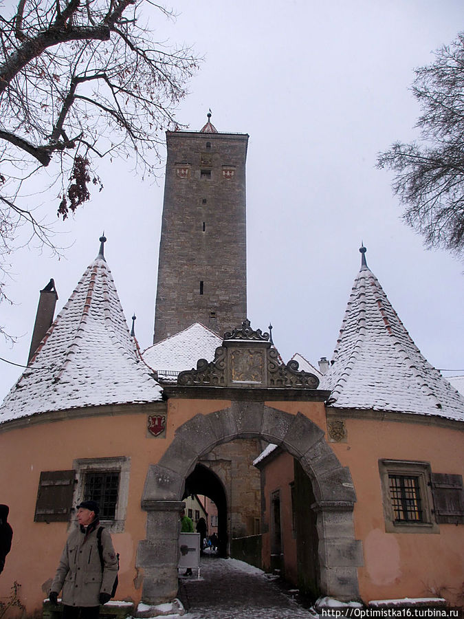 Вид на ворота из сада Ротенбург-на-Таубере, Германия