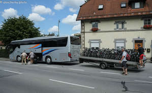 А вот так путешествуют пенсионеры и экскурсанты: доехали на автобусе, потом вокруг интересных мест на велосипеде.