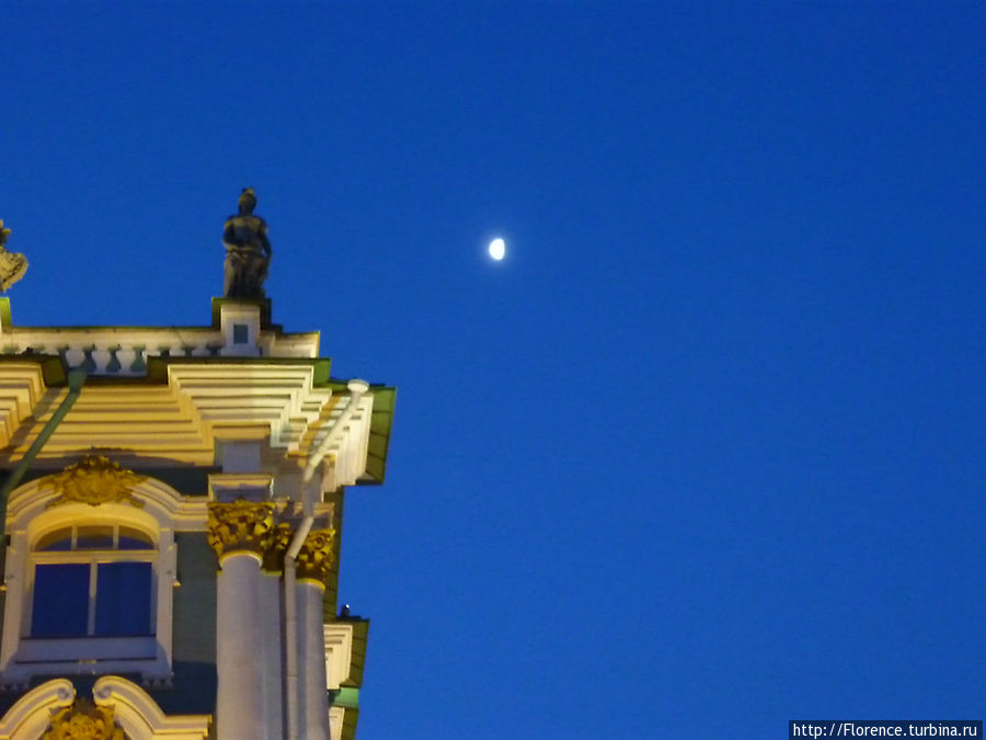 Луна все еще видна на фоне Эрмитажа Санкт-Петербург, Россия