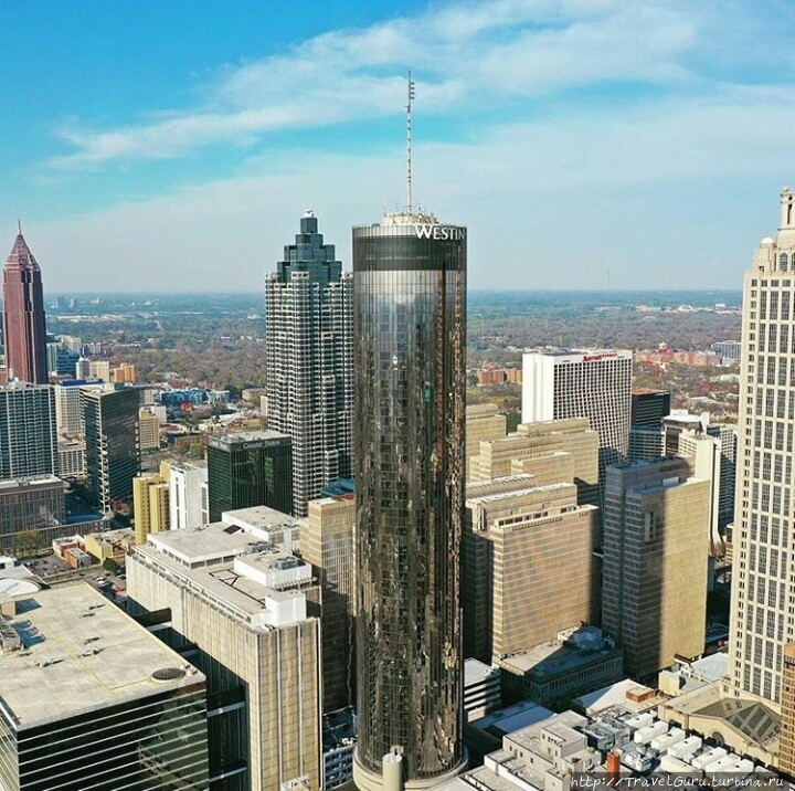 Самые высокие здания слева направо: Бэнк оф Америка Плаза (Bank of America Plaza) — 312 метров, самое высокое здание; 
СанТраст Плаза (SunTrust Plaza) — 265 метров, 2-е по высоте здание;
Westin Peachtree Plaza Hotel — 220 метров, 5-е по высоте здание;
фрагмент One Atlantic Center — 250 метров, 3-е по высоте здание; Атланта, CША