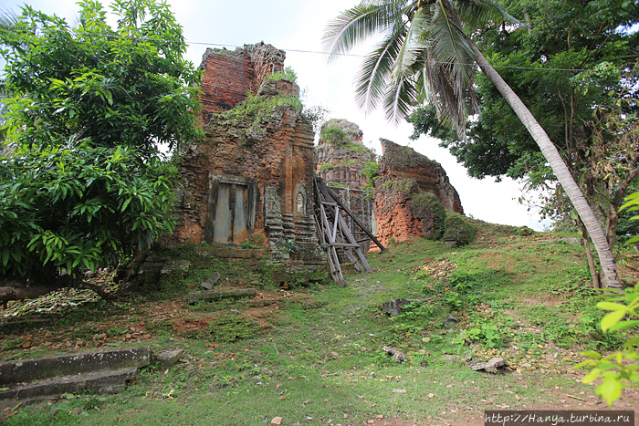 Храм Лолей. Угол северо-западной башни. Фото из интернета Храм Лолей. Угол северо-западной башни. Фото из интернета
