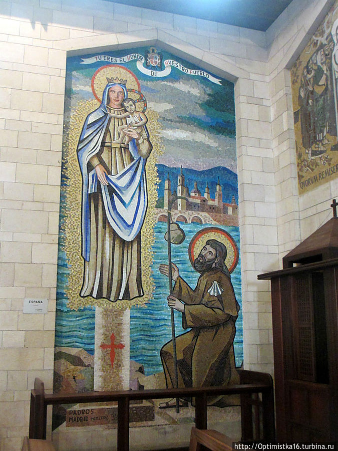 На северной и южной стенах вывешены 17 уникальных портретов Девы Марии, являющиеся подарками Австралии, Англии, Аргентины, Бразилии, Венесуэлы, Венгрии, Испании, Камеруна, Канады, Китая, Ливана, Мексики, Португалии, Польши, США, Франции и Японии