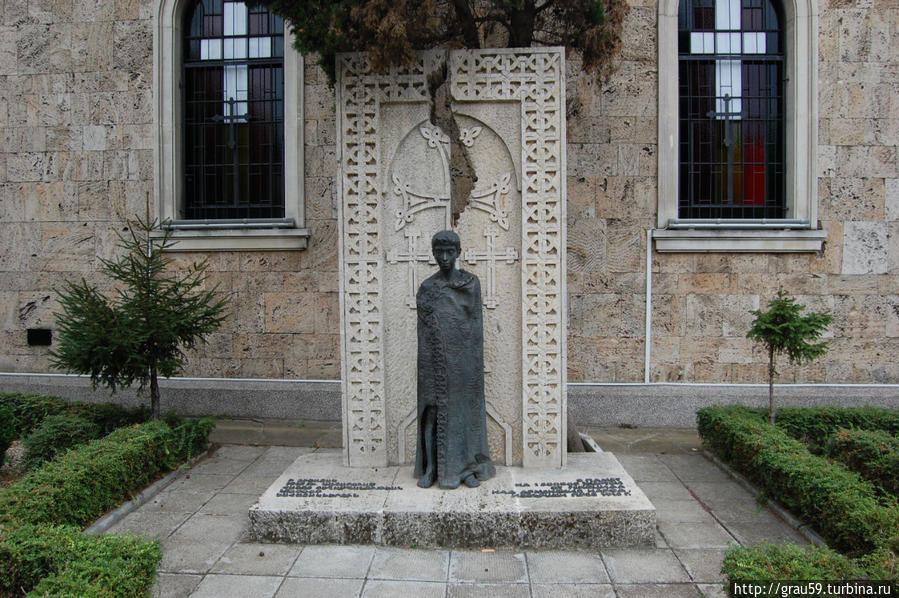 Памятник посвященный памяти жертвам Геноцида армян Бургас, Болгария