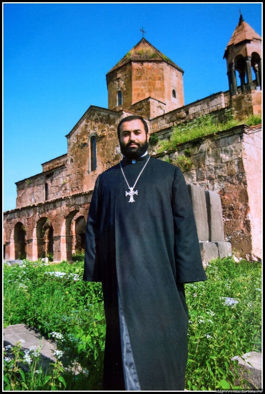 Духовный отец настоятель Одзунской церкви, отце Тер Вртанесе Багаляне. Фото Левона Бахшяна. Одзун, Армения